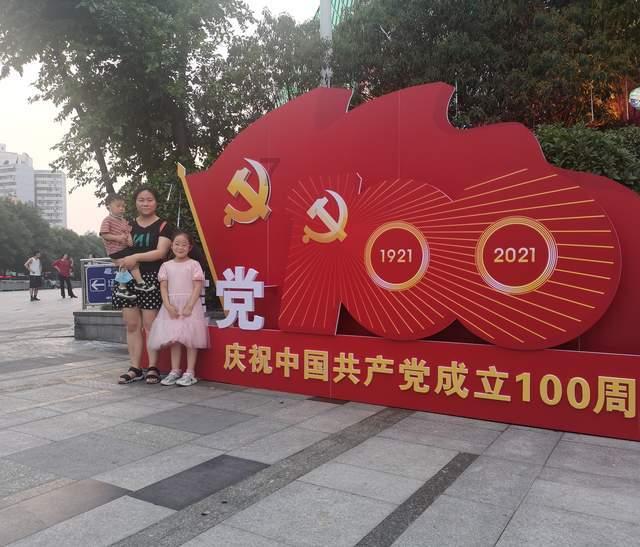 逃离昏暗下的小村