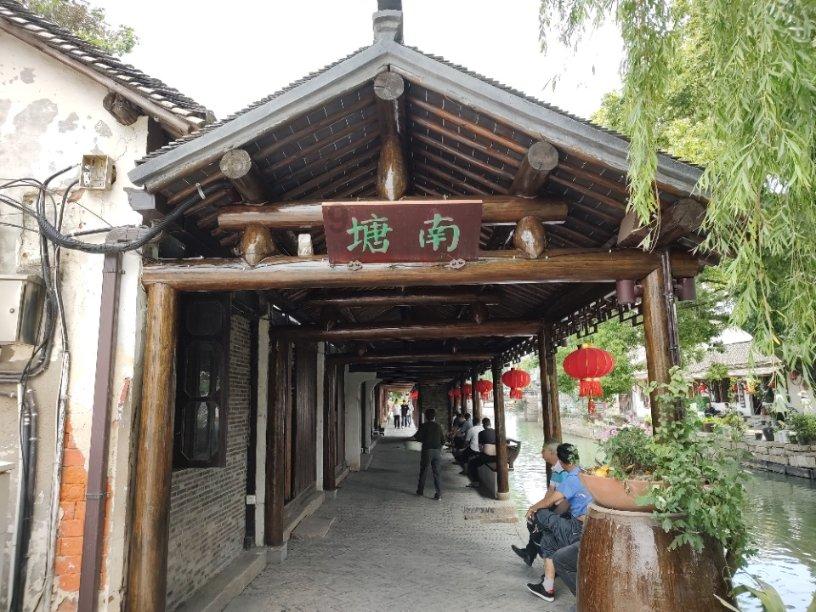 业主热心捐赠 助力公益图书馆开张